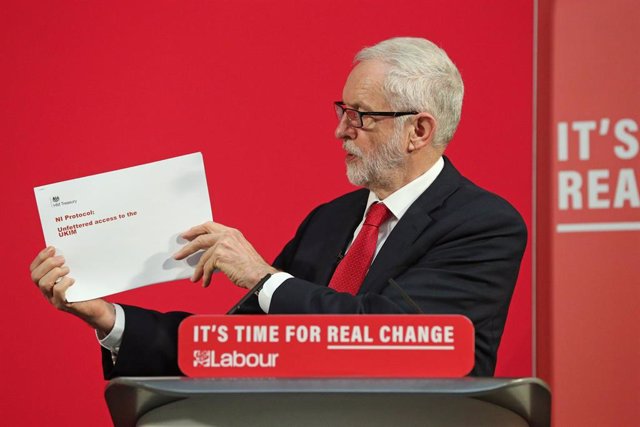 Jeremy Corbyn muestra un documento durante un acto de campaña