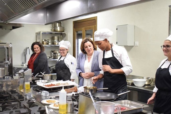 La consejera de Economía, Empresas y Empleo de C-LM, Patricia Franco, en la Escuela de Hostelería de Tembleque