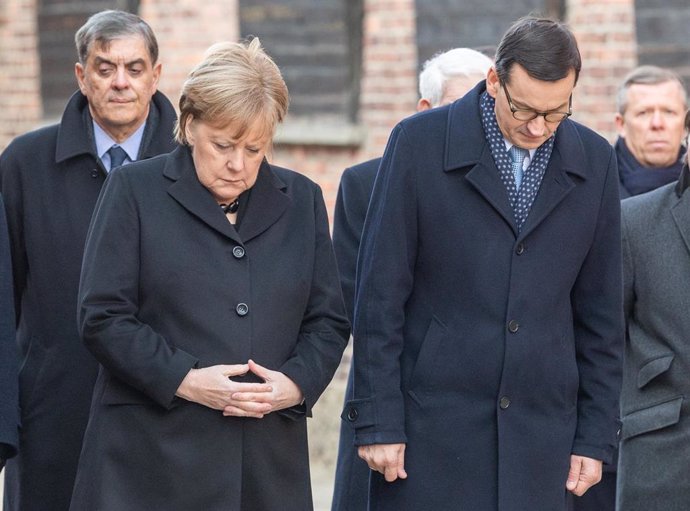 La canciller alemana, Angela Merkel, y el primer ministro polaco, Mateusz Morawiecki, visitan el antigu campo de concentración nazi de Auschwitz