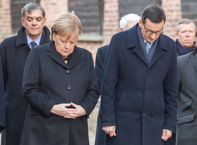Alemania.- Merkel rinde tributo a las víctimas del nazismo en su primera visita 