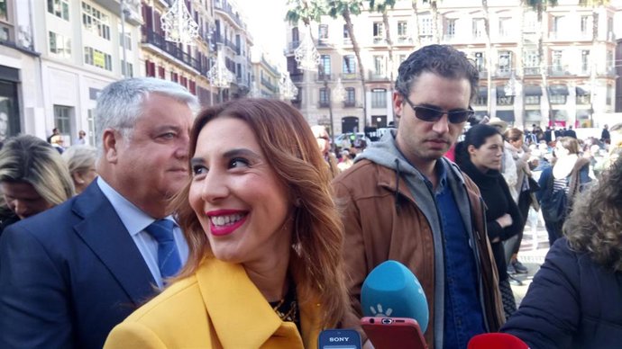 La parlamentaria andaluza y secretaria de Políticas Migratorias y Andaluces en el Exterior del PSOE-A, Beatriz Rubiño, atiende a los medios de comunicación.