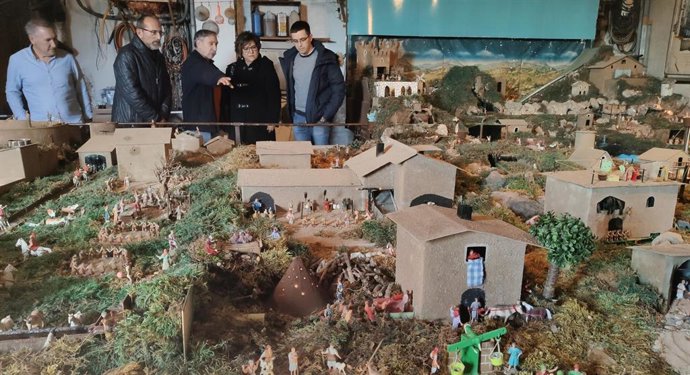 Elisa Sancho visita el belén de Javier Ramí en Peralta de la Sal.