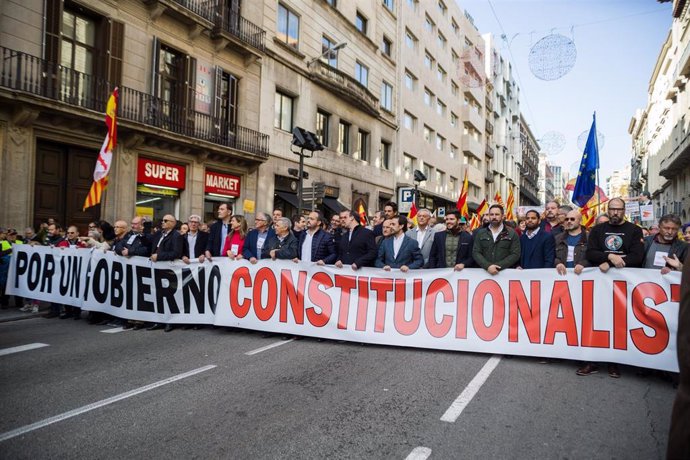 Cabecera de la manifestación por la Constitución en Barcelona (Cataluña/España) a 6 de diciembre de 2019.