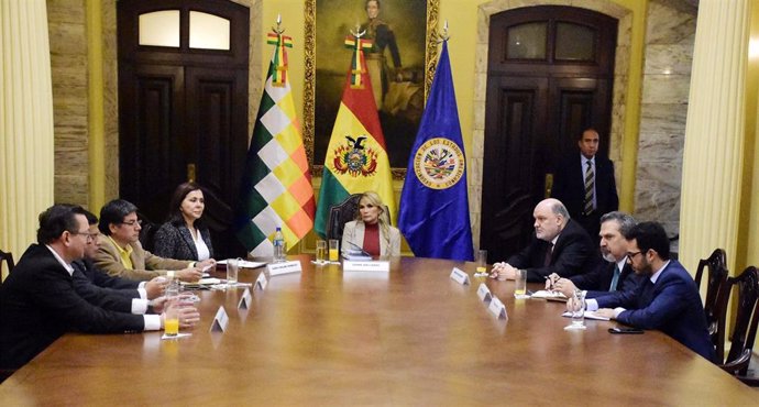 Jeanine Áñez, presidenta interina de Bolivia, en una reunión con representantes de la OEA