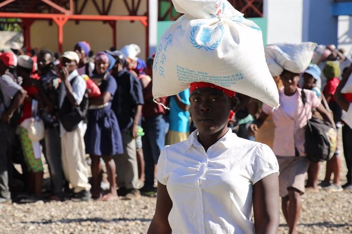 Una mujer con ayuda del PMA en Haití