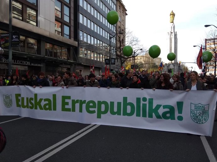 Manifestación en Bilbao convocada por EH Bildu a favor de la "república vasca".
