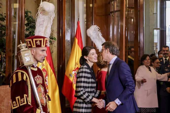 Pilar Llop y Alberto Núñez Feijóo se saludan en el acto de Conmemoración del Día de la Constitución en el Congreso de los Diputados, en Madrid (España) a 6 de diciembre de 2019.