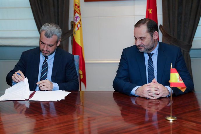 El ministre de Foment en funcions, José Luis Ábalos (d), i el president i conseller delegat d'Aena, Maurici Lucena (e), al Ministeri de Foment, Madrid (Espanya), 5 de desembre del 2019.