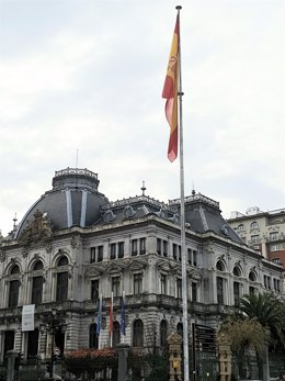 Bandera de España en la plaza de la Escandera de Oviedo