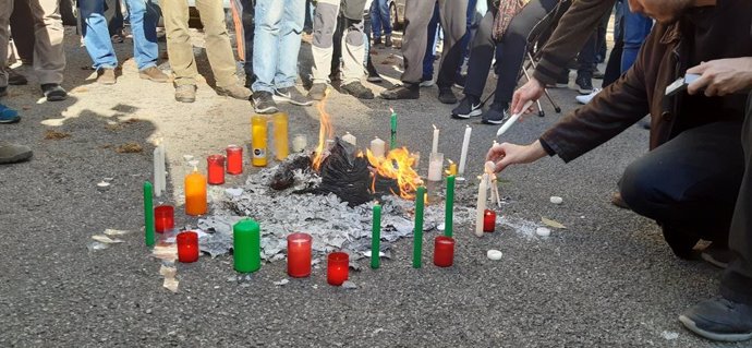 Fotocpies de la Constitució cremant davant la Delegació del Govern espanyol a Catalunya, Barcelona, 6 de desembre del 2019.