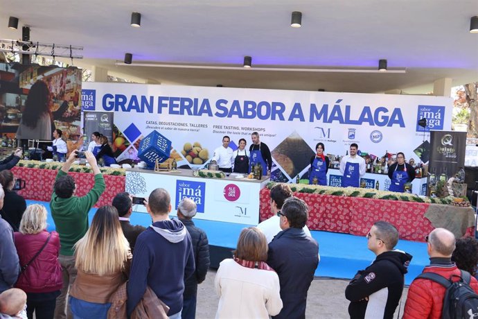 El vicepresidente primero y diputado de Desarrollo Económico Sostenible, Juan Carlos Maldonado, participa en la elaboración de la ensalada malagueña más grande del mundo en la Gran Feria Sabor a Málaga