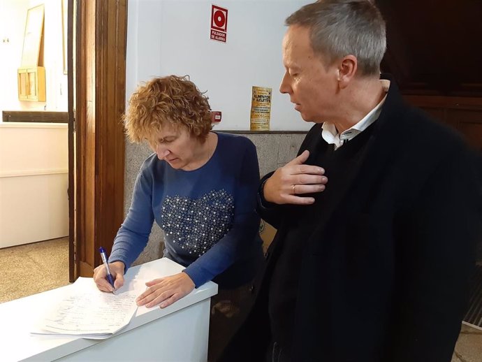 Recogida de firmas del PSOE en contra del cierre del paritorio de Ourense