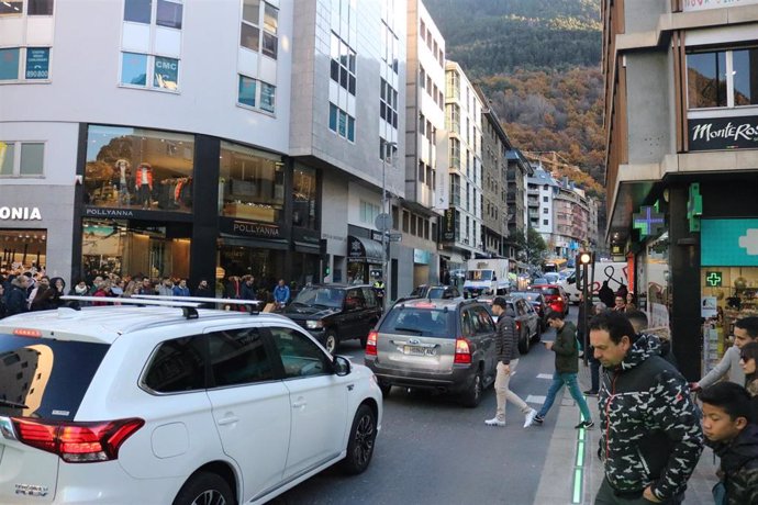 Andorra la Vella (Andorra): cruce de la avenida Carlemany y Meritxell (para peatones) con el vial de la Unió, el 6 de diciembre de 2019