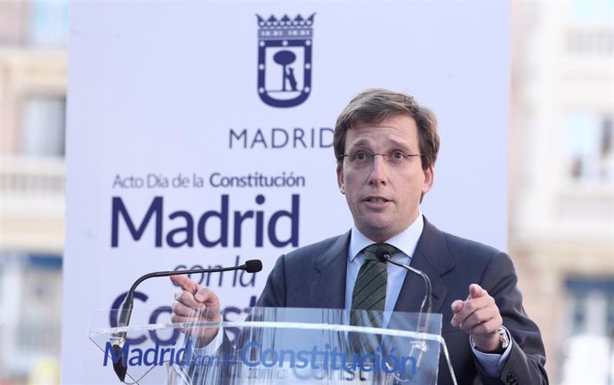 El alcalde de Madrid, José Luis Martínez-Almeida, interviene en un acto de homenaje del Ayuntamiento de Madrid a la Constitución Española en la Plaza de Chamberí, en Madrid (España), a 5 de diciembre de 2019.