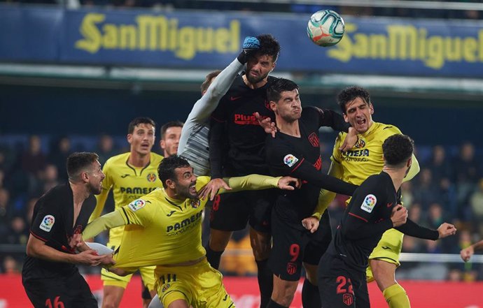 Jan Oblak despeja un pablón en el partido del Atlético contra el Villarreal en el Estadio de la Cerámica