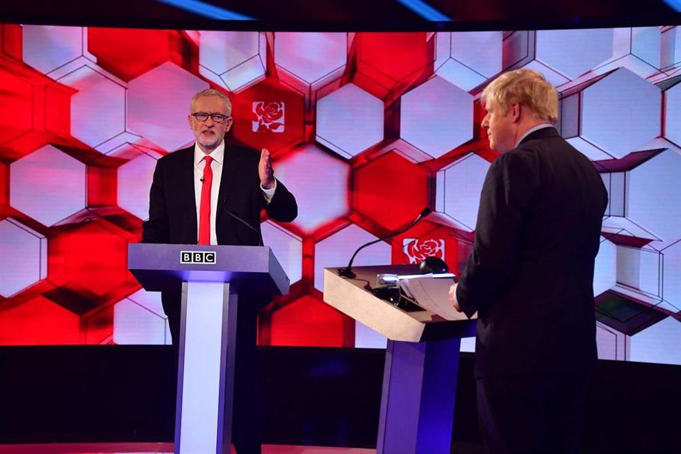El primer ministro Boris Johnson y el líder del Partido Laboralista, Jeremy Corbyn durante un debate celebrado en la BBC, Londres