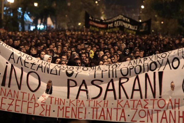 Manifestación en Atenas para recordar la muerte de un niño de 15 años tras los disparos de un policía hace 11 años.