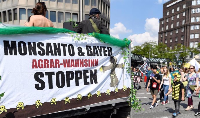 Manifestantes protestando contra Monsanto en Hamburgo.