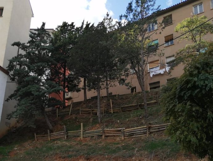 El Ayuntamiento de Teruel sustituye las palizadas que se encontraban en mal estado en varias laderas de la ciudad.