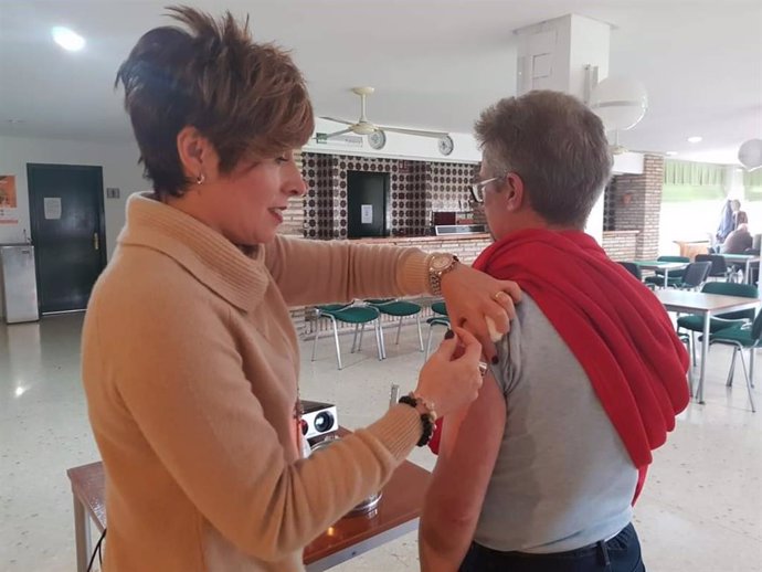 El Distrito Sanitario Jaén vacuna de la gripe a unos 381 usuarios de Centros de Participación Activa