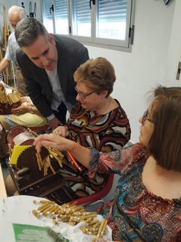 El delegado territorial de la Consejería de Igualdad, Políticas Sociales y Conciliación en Jaén, Antonio Sutil, en una residencia de mayores