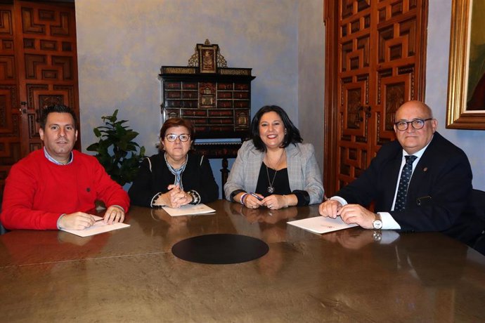 La presidenta de Iprodeco ha suscrito convenios de colaboración con los ayuntamientos de Luque, Peñarroya, La Rambla, Priego de Córdoba, Villafranca, Posadas y Villanueva de Córdoba
