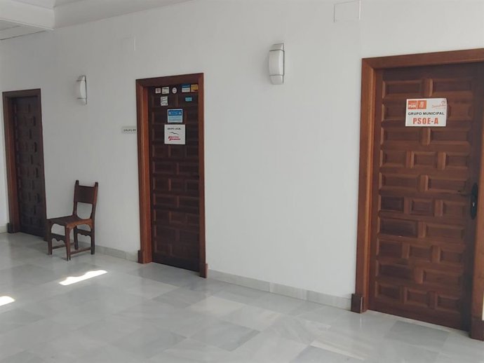 Despachos de grupos municipales en el Ayuntamiento de Castro del Río (Córdoba), entre los que no está el de IU.