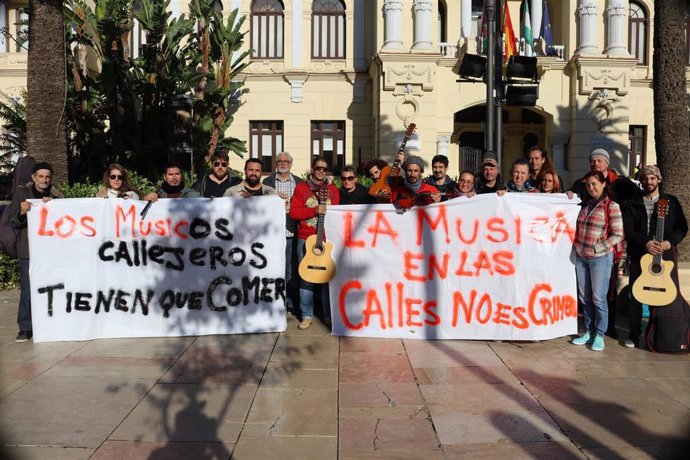 Musicos callejeros de manifiestan frente al Ayuntamiento de Málaga.