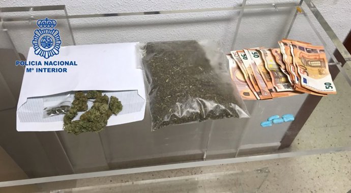 Nota De Prensa E Imagen: "La Policía Nacional Detiene A Una Pareja Por Traficar Con Marihuana Sintética"