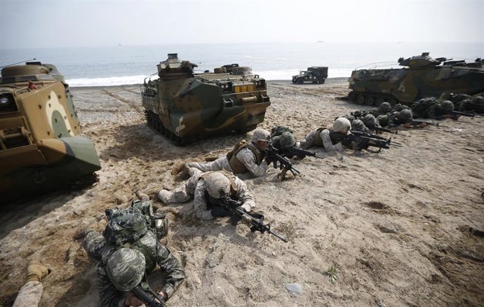 Infantes de marina EE.UU. Y Corea del Sur participan en un simulacro de aterrizaje conjunta operación Unidos y Corea del Sur en Pohang