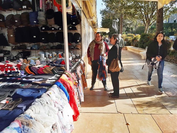 La edil socialista Maria del Carmen Sánchez visita el mercadillo navideño de el Paseo del Parque.