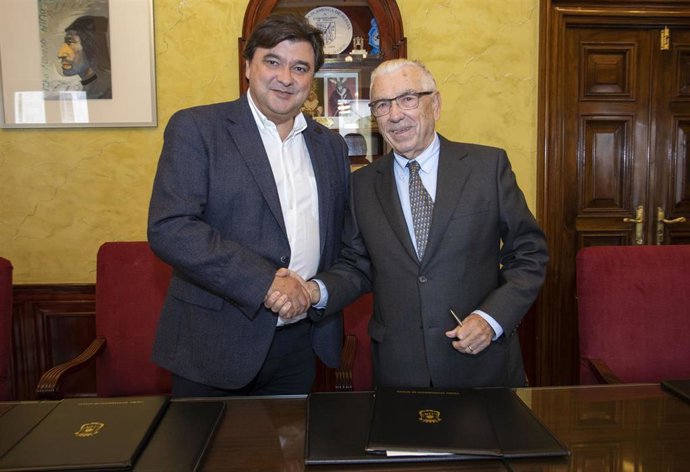 El alcalde de Huelva, Gabriel Cruz, y el presidente de la Junta Rectora de la Fundación Centro Español de Solidaridad-Huelva, Juan Vázquez.