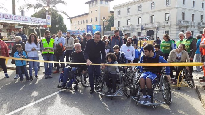 El alcalde de Palma, José Hila, y la regidora de Infraestructuras y Accesibilidad, Angélica Pastor, han estado presentes en el 'sus' de la I Marcha 'Milla Accessible' celebrada en la ciudad