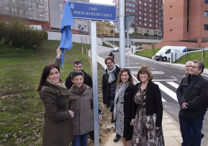 La alcaldesa de Santander, Gema Igual, descubre la placa que bautiza a una nueva calle de Santander con el nombre de 'Poeta Matilde Camús'
