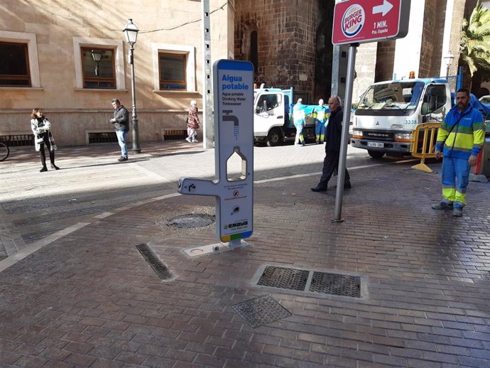 Imagen de la fuente de agua potable filtrada instalada por Emaya en  la calle Sant Miquel de Palma, esquina con la Plaza de la Porta Pintada