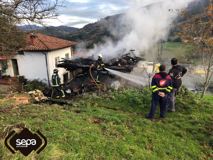 Extinción de un incendio en Salas