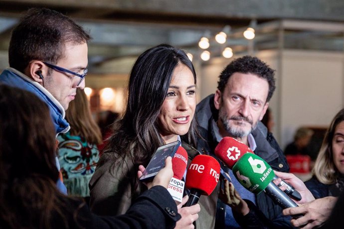 La vicealcaldesa de Madrid, Begoña Villacís(i), atiende a los medios en la inauguración del Rastrillo Nuevo Futuro junto al portavoz adjunto de Ciudadanos (Cs) en el Congreso, Edmundo Bal (d) en Madrid (España) a 16 de noviembre.