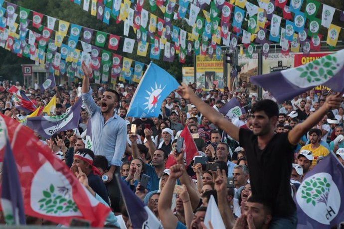 Seguidores del prokurdo Partido Democrático de los Pueblos (HDP) en Diyarbakir, Turquía