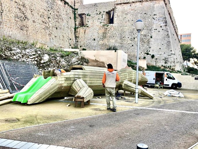 Una lagartija de madera será el elemento central del nuevo espacio de ocio infantil en la plaza de Sa Tarongeta (Ibiza)
