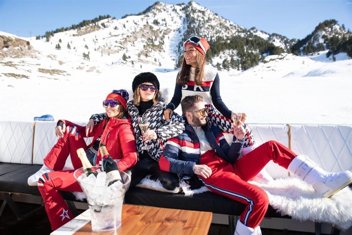 Paula Echevarría, Miguel Torres, Pelayo Díaz, Alexandra Pereira y Paula Ordovás  en Baqueira Beret