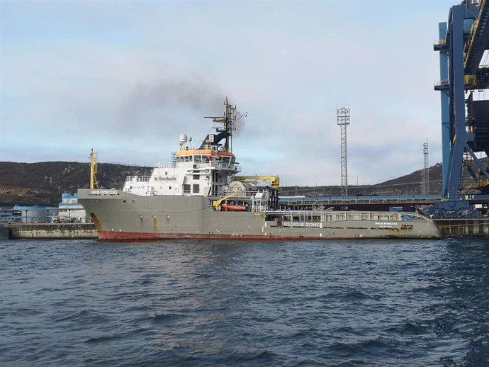 Remolcador Union Princess en el puerto exterior de Ferrol para ayudar en las labores de desencallamiento del Blue Star