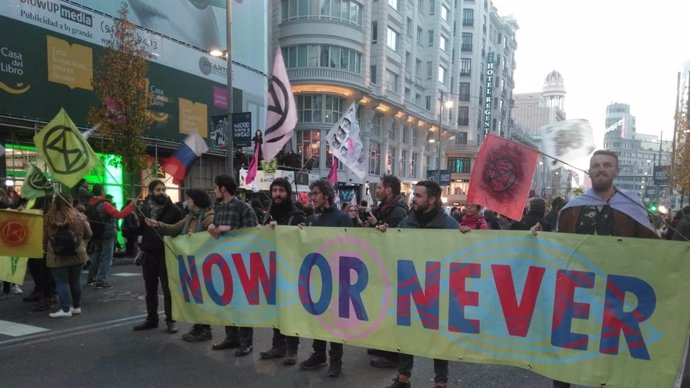 Manifestants bloquegen la Gran Via per exigir a la COP25 que prengui accions efectives davant la urgncia climtica