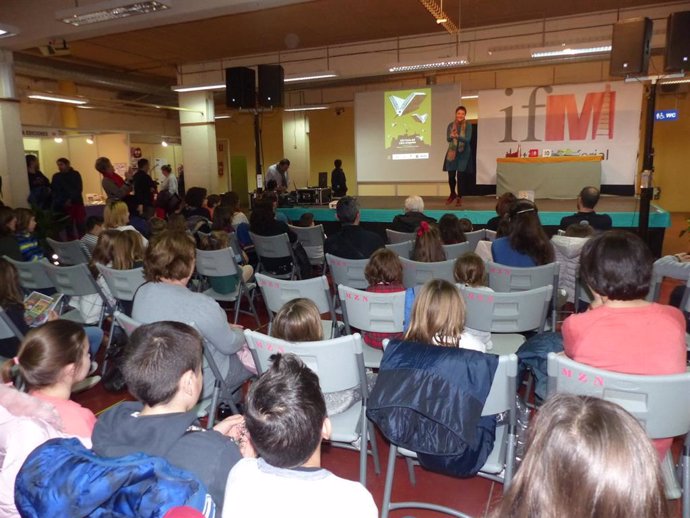 Cientos de personas visitan la XXV Feria del Libro Aragonés en Monzón (Huesca).