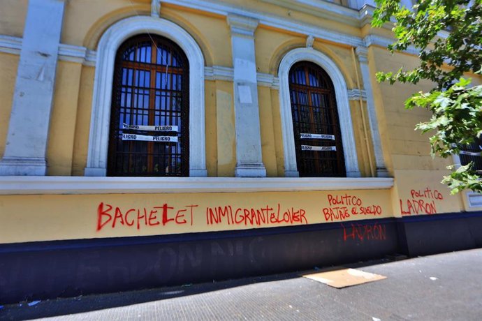 Chile.- Robados 27 libros de la Colección Pablo Neruda durante la toma de una se