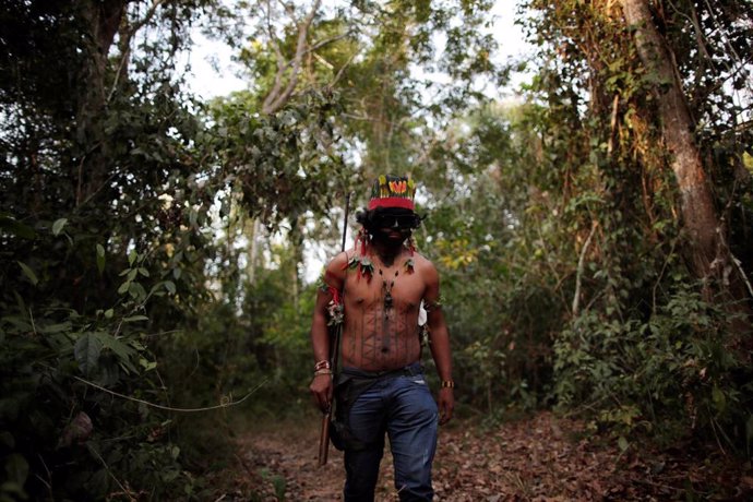 Un indio guajajara 'guardían de la selva' en el Amazonas