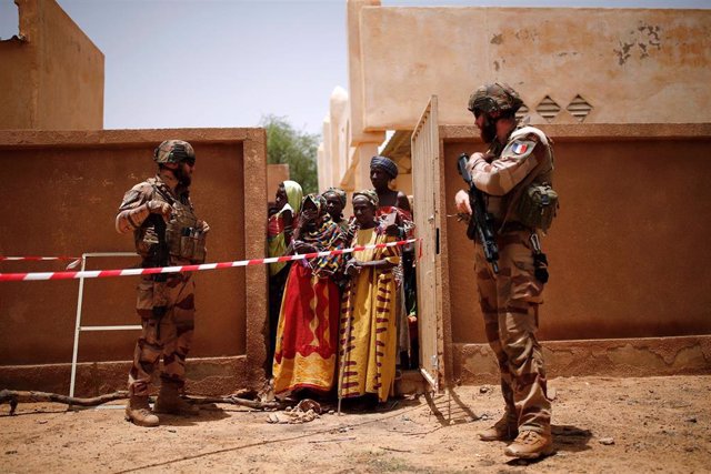 Soldados franceses de la operación 'Barkhane' junto a residentes en Malí