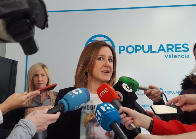 La portavoz del grupo municipal del PP en el Ayuntamiento de Valncia, María José Catalá, atendiendo a los medios de comunicación