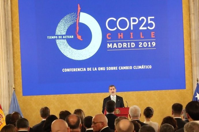 Felipe VI dirige unas palabras a los asistentes a la recepción ofrecida por los Reyes en el Palacio Real a los asistentes a la COP25 celebrada en Madrid, el 2 de diciembre de 2019.