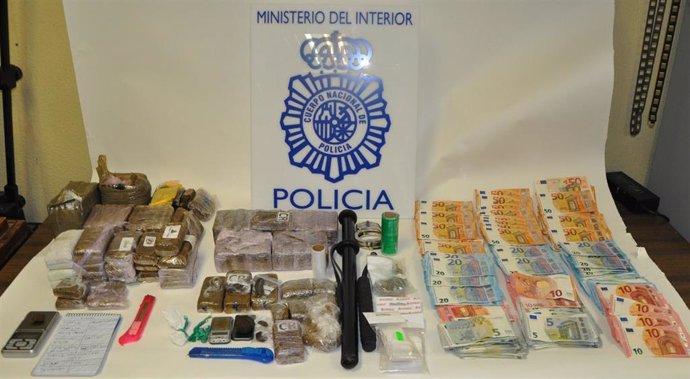 Imagen del hachís y el dinero en efectivo requisado por la Policía Nacional tras desmantelar una 'guardería' de droga.