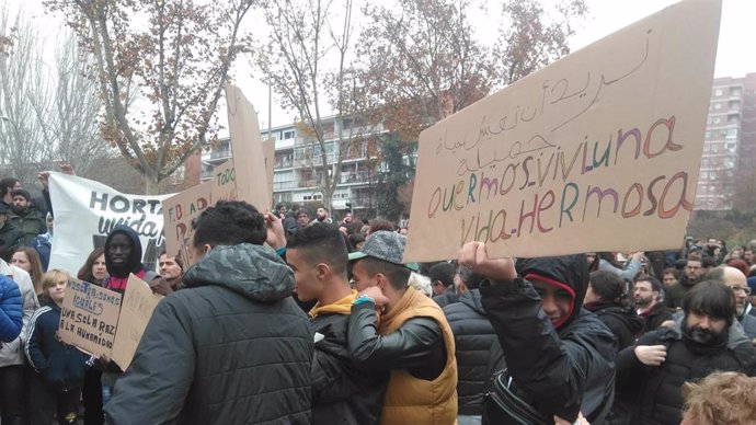 Vecinos de Hortaleza se concentran contra los mensajes de odio, el fascismo y la xenofobia; en referencia al ataque contra el centro de primera acogida de menas